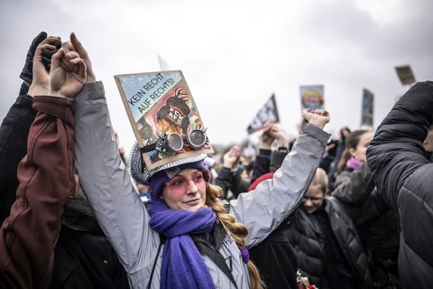 150, 000 people gather around the Bundestag in Berlin to build a human wall against the shift to