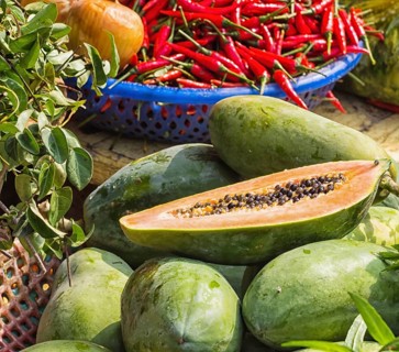 Ripe papaya and red pepper on the market