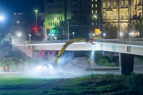 In the early hours of the morning, a section of the Carola Bridge collapsed for unknown reasons.