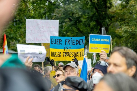 Sign Your peace is our death sentence at the counter-demonstration of some Ukrainians at the Die