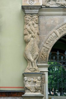 Figures at the entrance portal of the former Fürstenhof, now the district court, Vor dem Fürstenhof
