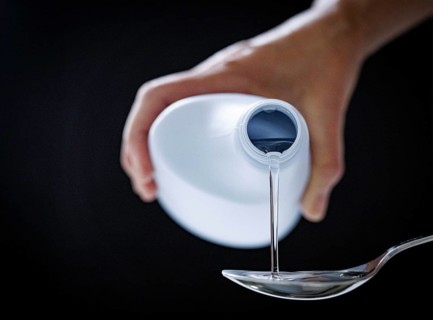 Topic: A person pours a liquid onto a spoon in Berlin, 09/08/2024