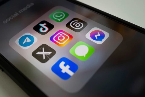 App icons, display on a mobile phone screen, smartphone, WhatsApp and messaging app, instant