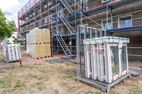 Energy-efficient refurbishment of an apartment block, thermal insulation, new windows and new roof