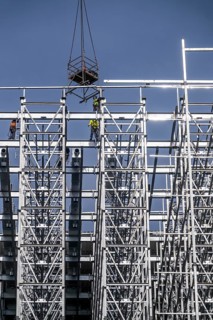 Construction of a high-bay warehouse, storage system for high space utilisation, in steel