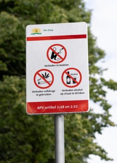 Prohibition sign at the historic Binnenhof, seat of the Dutch government, begging, smoking weed and
