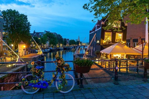 Sint Antoniesluis, on the Oudeschans canal, canal cruise boat, café, De Sluyswacht, Amsterdam,