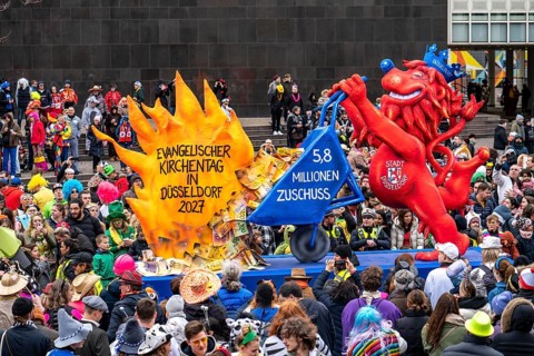 Rose Monday parade in Düsseldorf, street carnival, motif float in carnival, by float builder