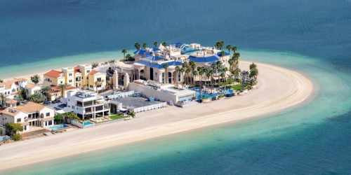 Luxury villas properties on The Palm Jumeirah man-made island with beach panorama in Dubai, United
