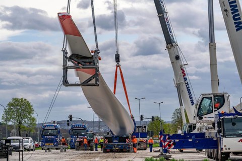 Preparation for the transport of a 68 metre long blade, a wind turbine, with a self-propelled