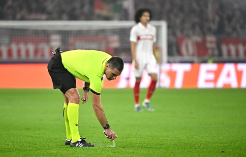 Referee Referee Rade Obrenovic (SVN) uses free-kick spray, spray, Champions League, MHPArena, MHP