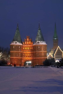Europe, Germany, Schleswig-Holstein, Lübeck, Holstentor in winter at Christmas, Hamburg, Hamburg,