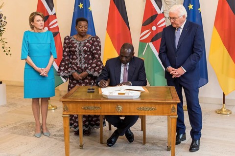 William Samoei Ruto (President of the Republic of Kenya) signing the guest book, behind him Elke