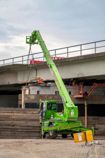 Work on the A40 motorway bridge, Schlachthofbrücke, the bridge piers for the new bridge are already