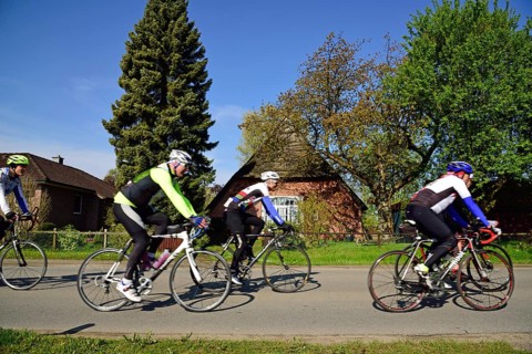 Landhaus, Niedersachsen, Reetdach, Radfahrer im Gang, Sport