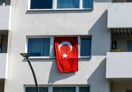 A Turkish flag hangs from the window of a house in Berlin, 01 06 2023