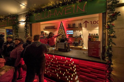 Mulled wine stand at the Christkindlesmarkt, Nuremberg, Middle Franconia, Bavaria, Germany, Europe