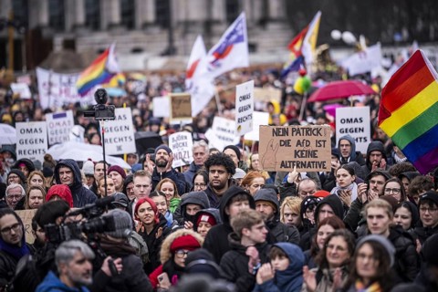 150, 000 people gather around the Bundestag in Berlin to build a human wall against the shift to