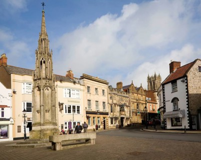 Crown Hotel and market cross in historic Market Place, Glastonbury, Somerset, England, United