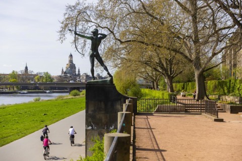 Archer on the banks of the Neustadt Elbe with Church of Our Lady, Dresden, Saxony, Germany, Europe