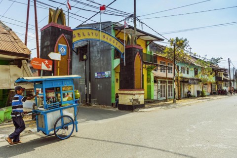 Street scene with trader in Bangsal, street, street vendor, urban, city, kiosk, flying trader,