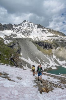 Two mountaineers on a hiking trail with snow, mountain landscape with summit Hoher Riffler and