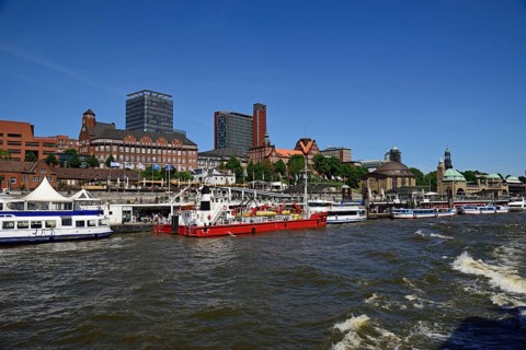 Europe, Germany, Hamburg, St. Pauli, View over the Elbe to St. Pauli Landungsbrücken and skyline