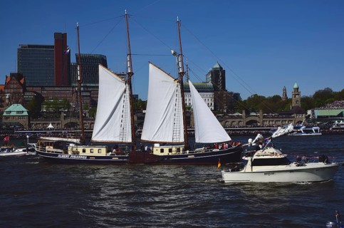 Europe, Germany, Hamburg, Elbe, View across the Elbe to the St. Pauli Landungsbrücken, Skyline St.
