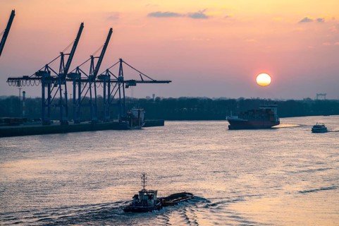 Evening shipping traffic on the Elbe, near Övelgönne, container freighter, feeder ship Ruth,