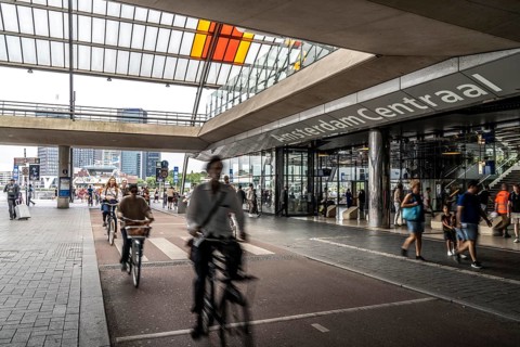 Cycle path, cycle motorway, on De Ruijterkade, at Amsterdam Centraal station, Amsterdam,