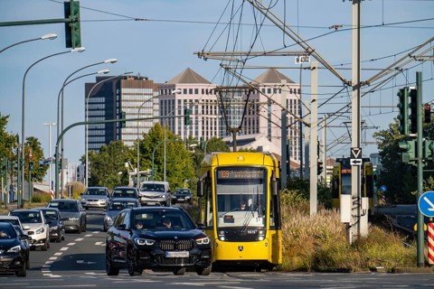 Road traffic, tram on Altendorfer Straße, in the background the town hall, left and the Weststadt