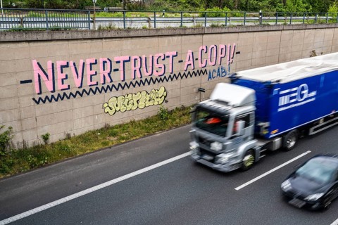 Graffiti, mural on the A40 motorway, Mülheim-Styrum junction, Never trust a cop, criticism of the
