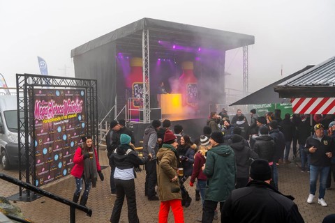 Sahnehang ski area, in the fog, little snow, only artificial snow on the slopes, disco for Dutch