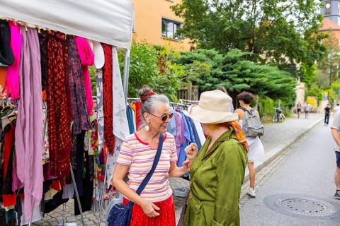 31st Elbhangfest, Loschwitz, doll maker Mrs Karker in conversation with gallery owner Mrs