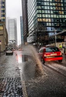 Winter, rainy weather, freezing rain, large puddle, puddle of water, in the city centre, Große