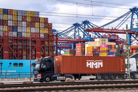 Port of Hamburg, Waltershofer Hafen, container ships, lorries bring and collect freight containers