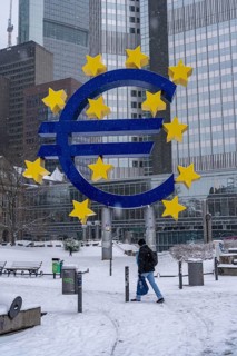 Winter in Frankfurt, euro sculpture at Willy-Brandt-Platz, snow-covered, Hesse, Germany, Europe