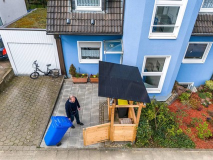 Detached house with various solar modules, in addition to solar panels on the roof of the house,