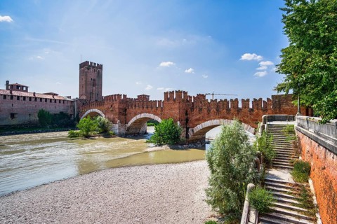 Adige in front of Castelvecchio and Ponte Scaligero, Veneto, Italy, Europe