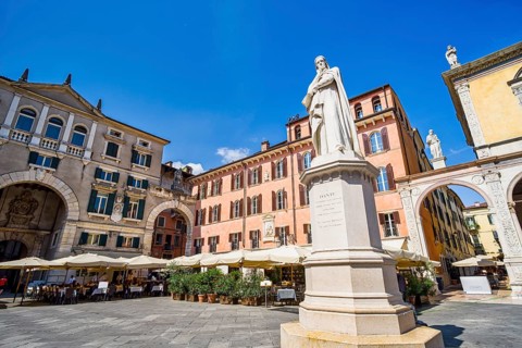Dante monument in Piazza dei Signori, Verona, Veneto, Italy, Europe