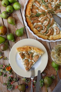 Tart with Gaishirtle and sheep's cheese, Stuttgarter Gaishirtle, pear variety, fruit, table
