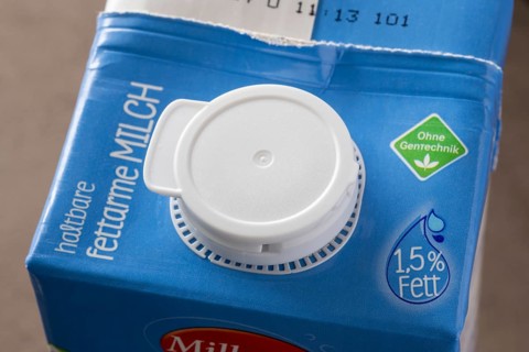 Modern closure on milk carton, tetrapack, long-life low-fat milk, low-fat, fat, 1.5%, non-GMO