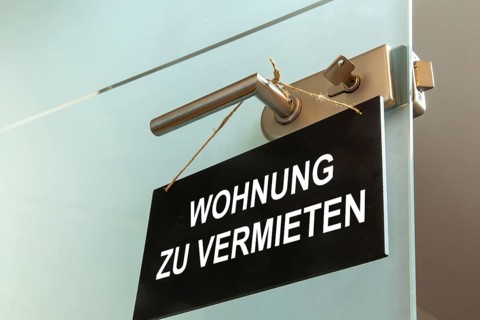 Sign with the words WOHNUNG ZU VERTEITEN on a door (symbolic image)