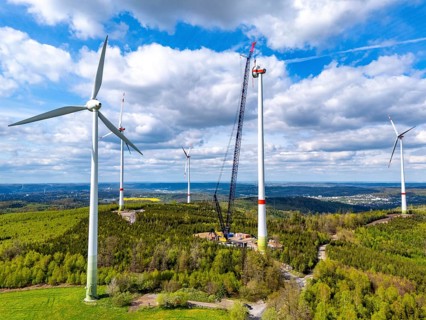 Erection of a wind turbine, wind energy plant, assembly of the ring generator, with a crawler