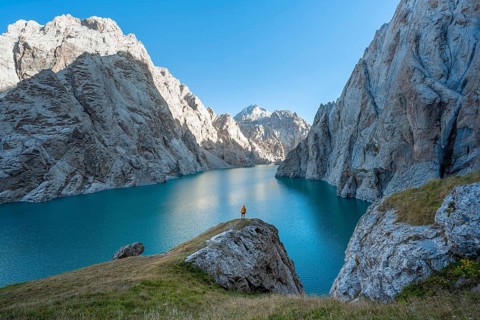 Hiker in front of Kol Suu Mountain Lake, Kol Suu Lake, Sary Beles Mountains, Naryn Province,