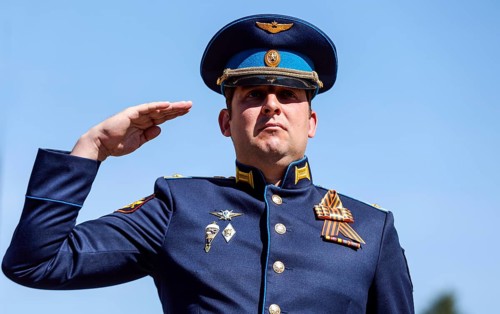 Russian officer salutes at the Soviet memorial on Straße des 17. Juni to commemorate the Soviet