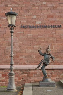 Sculpture of the Mainz Klepper-Garde in front of the red carnival museum, sculpture, jester,
