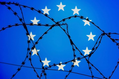 Symbolic image, migration, defence against refugees wanting to enter the EU, barbed wire overarches