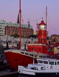 Europe, Germany, Hamburg, Elbe, Harbour, Restaurant Feuerschiff in the evening, View to Baumwall,