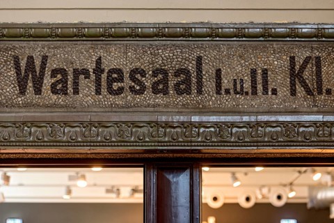 Waiting room 1st and 2nd class, I. and II., inscription in frieze made of ceramic and gravel in Art